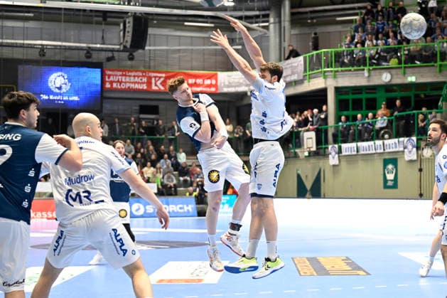 DAIKIN 1 Handball Bundesliga 25 26 18 Matchday Bergischer HC TBV Lemgo Lippe on 20 12 2025 at the Uni Halle in Wuppertal Johannes Wasielewski 77 Bergischer HC with the sp against Hendrik Wagner 28 TBV Lemgo WD