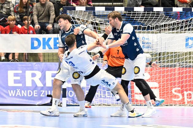 DAIKIN 1 Handball Bundesliga 25 26 18 Matchday Bergischer HC TBV Lemgo Lippe on 20 12 2025 at the Uni Halle in Wuppertal Tim Suton 23 TBV Lemgo successful against goalkeeper Christian Rudek 1 Bergischer HC WD