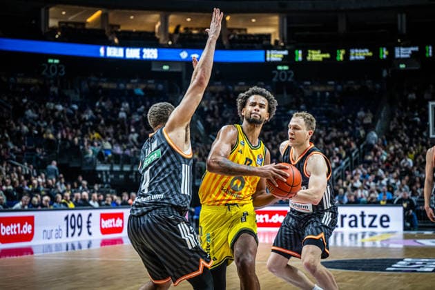 Basketball Berlin 20 12 2025 Season 2025 2026 EasyCredit BBL 1 Bundesliga Men, Men Alba Berlin ratiopharm Ulm Norris Agbakoko Alba Berlin, No 17 Christopher Ledlum Ulm, No 04