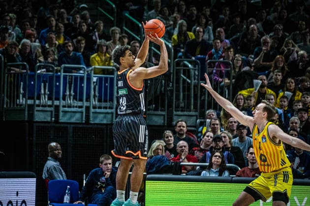 Basketball Berlin 20 12 2025 Season 2025 2026 EasyCredit BBL 1 Bundesliga Men, Men Alba Berlin ratiopharm Ulm Mark Smith Ulm, No 13 Moses Wood Alba Berlin, No 11