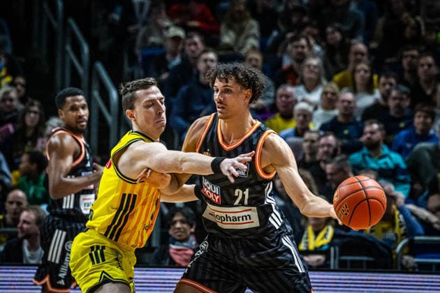 Basketball Berlin 20 12 2025 Season 2025 2026 EasyCredit BBL 1 Bundesliga Men, Men Alba Berlin ratiopharm Ulm Alec Anigbata Ulm, No 21 Justin Bean Alba Berlin, No 34