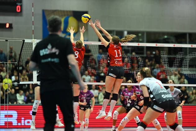 Jette Kuipers Dresdner SC, 8 Amanda Siksna Dresdner SC, 11 Dresdner SC vs Schwarz Weiß Erfurt, 1 Volleyball Bundesliga Damen, Spielzeit 2025 2026, 20 12 2025 Dresdner SC vs Schwarz Weiß Erfurt, 1 Volleyball Bundesliga Damen, Spielzeit 2025 2026, 20 12 2025 Dresden Copyright: xEibner-Pressefoto xHoepnerx EP_PHR
