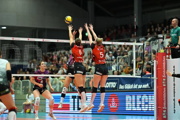Amelia van der Werff Dresdner SC, 6 Rosa Entius Dresdner SC, 5 Dresdner SC vs Schwarz Weiß Erfurt, 1 Volleyball Bundesliga Damen, Spielzeit 2025 2026, 20 12 2025 Dresdner SC vs Schwarz Weiß Erfurt, 1 Volleyball Bundesliga Damen, Spielzeit 2025 2026, 20 12 2025 Dresden Copyright: xEibner-Pressefoto xHoepnerx EP_PHR