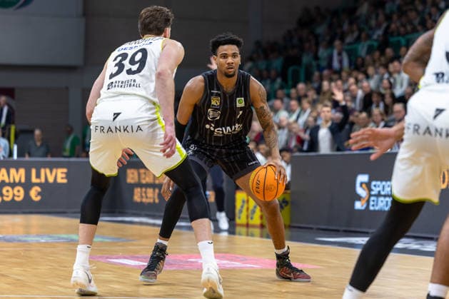 Bernard Pelote III Tigers Tuebingen, 01 Willem Brandwijk BBC Bayreuth, 39 New signing , duel, GER, BBC Bayreuth vs Tigers Tuebingen, Basketball, BARMER 2 Bundesliga Bundesliga, Pro A, Season 2025 2026, 13 Matchday, 20 12 2025 GER, BBC Bayreuth vs Tigers Tuebingen, Basketball, BARMER 2 Bundesliga Bundesliga, Pro A, Season 2025 2026, 13 Matchday, 20 12 2025 Bayreuth Copyright: xEibner-Pressefoto ArdanxFuessmanx EP_AFN