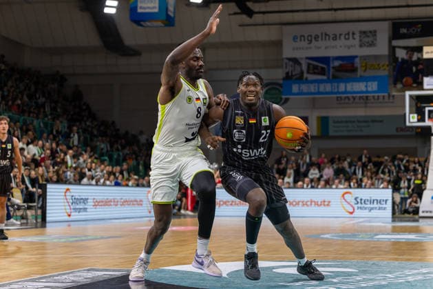 Nat Diallo BBC Bayreuth, 08 Melkisedek Moreaux Tigers Tuebingen, 23 GER, BBC Bayreuth vs Tigers Tuebingen, Basketball, BARMER 2 Bundesliga Bundesliga, Pro A, Season 2025 2026, 13 Matchday, 20 12 2025 GER, BBC Bayreuth vs Tigers Tuebingen, Basketball, BARMER 2 Bundesliga Bundesliga, Pro A, Season 2025 2026, 13 Matchday, 20 12 2025 Bayreuth Copyright: xEibner-Pressefoto ArdanxFuessmanx EP_AFN