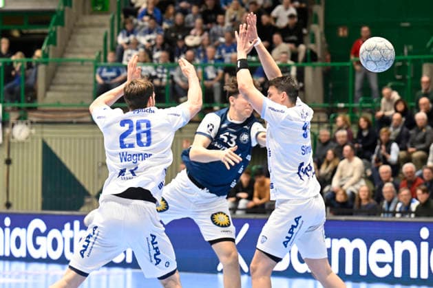 DAIKIN 1 Handball Bundesliga 25 26 18 Matchday Bergischer HC TBV Lemgo Lippe on 20 12 2025 at the Uni Halle in Wuppertal Sören Steinhaus 53 Bergischer HC throws past Hendrik Wagner 28 TBV Lemgo and Frederik Simak 8 TBV Lemgo WD