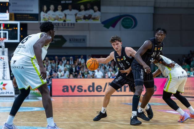Kaya Bayram Tigers Tuebingen, 05 , Melkisedek Moreaux Tigers Tuebingen, 23 , Rayshawn Mart BBC Bayreuth, 03 , Nat Diallo BBC Bayreuth, 08 GER, BBC Bayreuth vs Tigers Tuebingen, Basketball, BARMER 2 Bundesliga Bundesliga, Pro A, Season 2025 2026, Matchday 13, 20 12 2025 GER, BBC Bayreuth vs Tigers Tuebingen, Basketball, BARMER 2 Bundesliga Bundesliga, Pro A, Season 2025 2026, Matchday 13, 20 12 2025 Bayreuth Copyright: xEibner-Pressefoto ArdanxFuessmanx EP_AFN