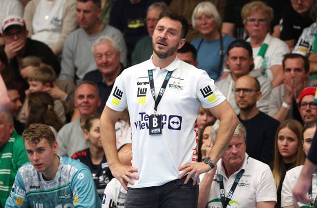 20.12.2025, Deutschland, Göppingen, Handball DAIKIN HBL, FRISCH AUF! Göppingen vs. SG Flensburg-Handewitt: FAG Trainer Ben Matschke