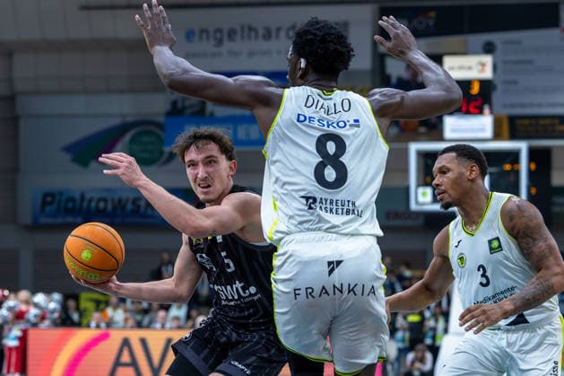 Kaya Bayram Tigers Tuebingen, 05 , Nat Diallo BBC Bayreuth, 08 , Rayshawn Mart BBC Bayreuth, 03 GER, BBC Bayreuth vs Tigers Tuebingen, Basketball, BARMER 2 Bundesliga Bundesliga, Pro A, Season 2025 2026, 13 Matchday, 20 12 2025 GER, BBC Bayreuth vs Tigers Tuebingen, Basketball, BARMER 2 Bundesliga Bundesliga, Pro A, Season 2025 2026, 13 Matchday, 20 12 2025 Bayreuth Copyright: xEibner-Pressefoto ArdanxFuessmanx EP_AFN
