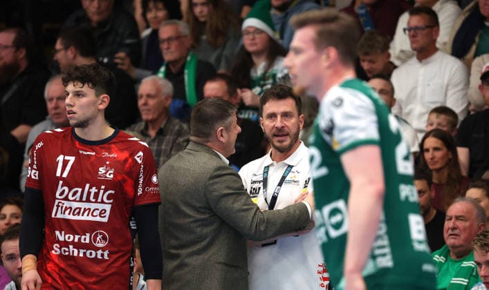 20.12.2025, Deutschland, Göppingen, Handball DAIKIN HBL, FRISCH AUF! Göppingen vs. SG Flensburg-Handewitt: FAG Trainer Ben Matschke