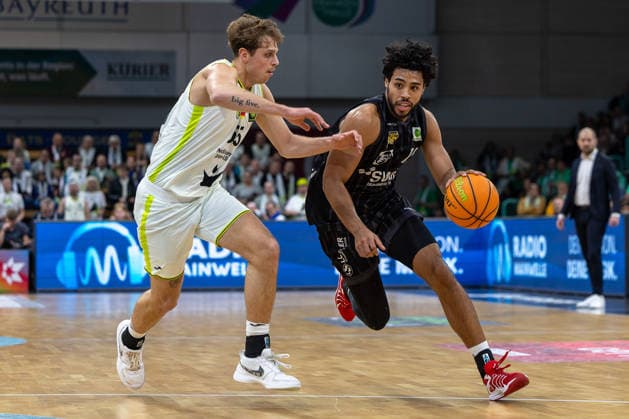 duel Patrick Etienne Fardy Emilien Tigers Tuebingen, 15 with Lenny Liedtke BBC Bayreuth, 55 GER, BBC Bayreuth vs Tigers Tuebingen, Basketball, BARMER 2 Bundesliga Bundesliga, Pro A, Season 2025 2026, 13 Matchday, 20 12 2025 GER, BBC Bayreuth vs Tigers Tuebingen, Basketball, BARMER 2 Bundesliga Bundesliga, Pro A, Season 2025 2026, 13 Matchday, 20 12 2025 Bayreuth Copyright: xEibner-Pressefoto ArdanxFuessmanx EP_AFN