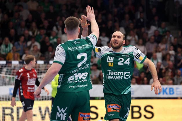 20.12.2025, Deutschland, Göppingen, Handball DAIKIN HBL, FRISCH AUF! Göppingen vs. SG Flensburg-Handewitt: Marcel Schiller (FAG) jubelt, Jubel, links Oskar Neudeck (FAG)