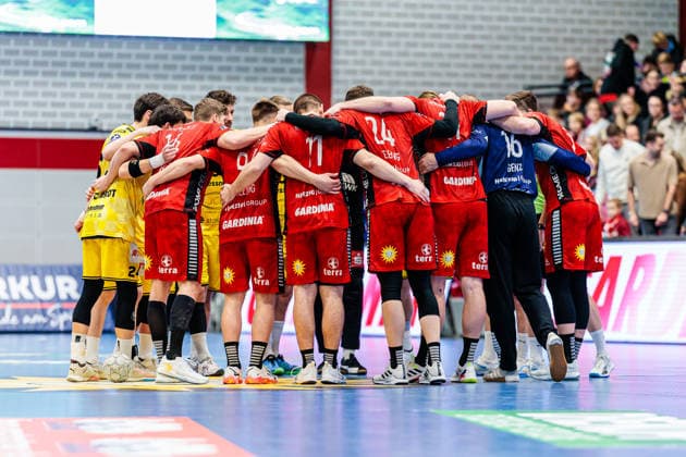Welcome of the teams of HSG Krefeld Niederrhein Yellow and TuS N Luebbecke Red GER, TuS N Luebbecke vs HSG Krefeld Niederrhein, Handball, 2 Bundesliga, Matchday 16, Season 2025 2026, 20 12 2025 GER, TuS N Luebbecke vs HSG Krefeld Niederrhein, Handball, 2 Bundesliga, Matchday 16, Season 2025 2026, 20 12 2025 Luebbecke Copyright: xEibner-Pressefoto JanxRollingerx EP_JSK