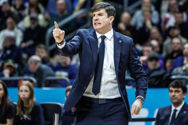 20 12 25, Berlin, Basketball, 1 Bundesliga, easyCredit BBL, Main Round, Matchday 11, Uber Arena ALBA BERLIN ratiopharm Ulm Head Coach Pedro Calles ALBA Berlin gesticulating on the sidelines ALBA BERLIN ratiopharm Ulm