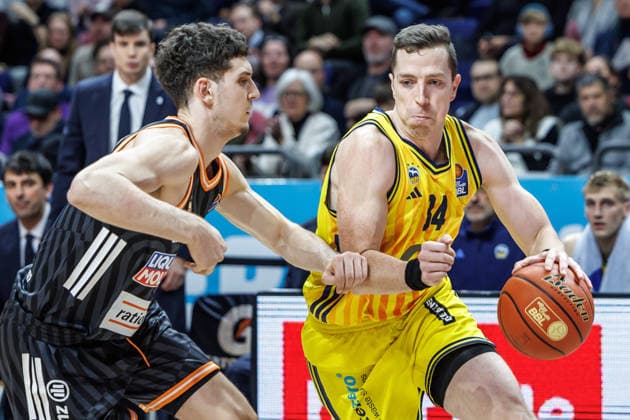 20 12 25, Berlin, Basketball, 1 Bundesliga, easyCredit BBL, Main Round, Matchday 11, Uber Arena ALBA BERLIN ratiopharm Ulm Justin Bean ALBA Berlin fights for the ball against Diego Garavaglia ratiopharm Ulm ALBA BERLIN ratiopharm Ulm