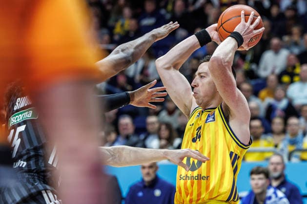 20 12 25, Berlin, Basketball, 1 Bundesliga, easyCredit BBL, Main Round, Matchday 11, Uber Arena ALBA BERLIN ratiopharm Ulm Justin Bean ALBA Berlin fights for the ball against Diego Garavaglia ratiopharm Ulm ALBA BERLIN ratiopharm Ulm