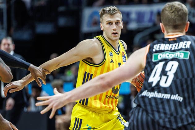20 12 25, Berlin, Basketball, 1 Bundesliga, easyCredit BBL, Main Round, Matchday 11, Uber Arena ALBA BERLIN ratiopharm Ulm Samuel Griesel ALBA Berlin fights for the ball against Christian Sengfelder ratiopharm Ulm ALBA BERLIN ratiopharm Ulm