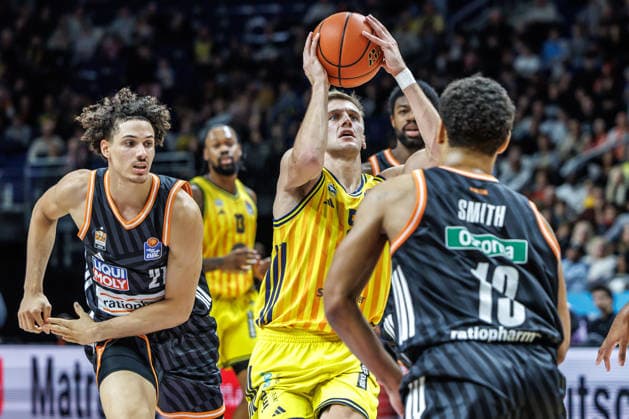 20 12 25, Berlin, Basketball, 1 Bundesliga, easyCredit BBL, Main Round, Matchday 11, Uber Arena ALBA BERLIN ratiopharm Ulm Samuel Griesel ALBA Berlin throws the ball to the basket ALBA BERLIN ratiopharm Ulm