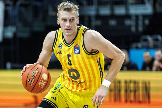 20 12 25, Berlin, Basketball, 1 Bundesliga, easyCredit BBL, Main Round, Matchday 11, Uber Arena ALBA BERLIN ratiopharm Ulm Samuel Griesel ALBA Berlin runs around the court with the ball ALBA BERLIN ratiopharm Ulm
