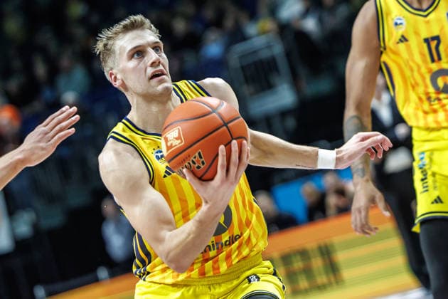 20 12 25, Berlin, Basketball, 1 Bundesliga, easyCredit BBL, Main Round, Matchday 11, Uber Arena ALBA BERLIN ratiopharm Ulm Samuel Griesel ALBA Berlin runs around the court with the ball ALBA BERLIN ratiopharm Ulm