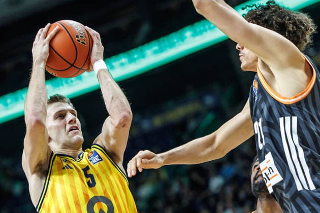 20 12 25, Berlin, Basketball, 1 Bundesliga, easyCredit BBL, Main Round, Matchday 11, Uber Arena ALBA BERLIN ratiopharm Ulm Samuel Griesel ALBA Berlin runs around the court with the ball ALBA BERLIN ratiopharm Ulm