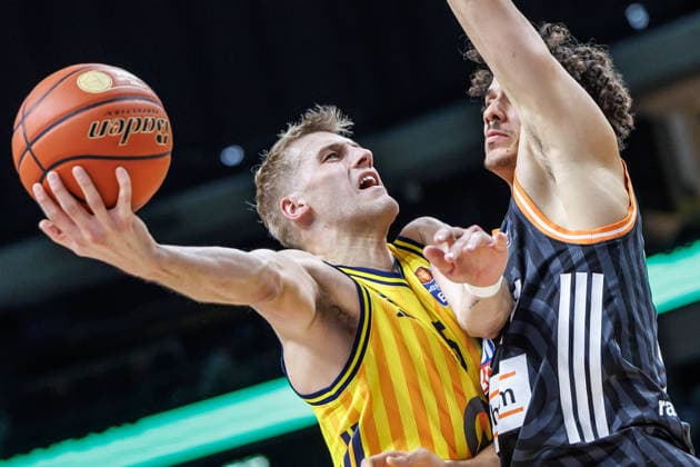 20 12 25, Berlin, Basketball, 1 Bundesliga, easyCredit BBL, Main Round, Matchday 11, Uber Arena ALBA BERLIN ratiopharm Ulm Samuel Griesel ALBA Berlin fights for the ball against Alec Anigbata ratiopharm Ulm ALBA BERLIN ratiopharm Ulm