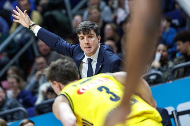 20 12 25, Berlin, Basketball, 1 Bundesliga, easyCredit BBL, Main Round, Matchday 11, Uber Arena ALBA BERLIN ratiopharm Ulm Head Coach Pedro Calles ALBA Berlin gesticulating on the sidelines ALBA BERLIN ratiopharm Ulm