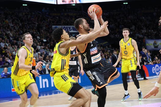 DEU, easyCredit BBL, ALBA vs ratiopharm Ulm, 20 12 2025, Uber Arena, Berlin, DEU, easyCredit BBL, ALBA vs ratiopharm Ulm, pictured Jack Kayil ALBA Berlin 7 , Justin Bean ALBA Berlin 34 , Christopher Ledlum ratiopharm Ulm 4 nordphotoxGmbHx xEngler nph00076