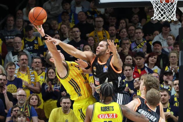 DEU, easyCredit BBL, ALBA vs ratiopharm Ulm, 20 12 2025, Uber Arena, Berlin, DEU, easyCredit BBL, ALBA vs ratiopharm Ulm, in the picture Justin Bean ALBA Berlin 34 , Christopher Ledlum ratiopharm Ulm 4 nordphotoxGmbHx xEngler nph00076