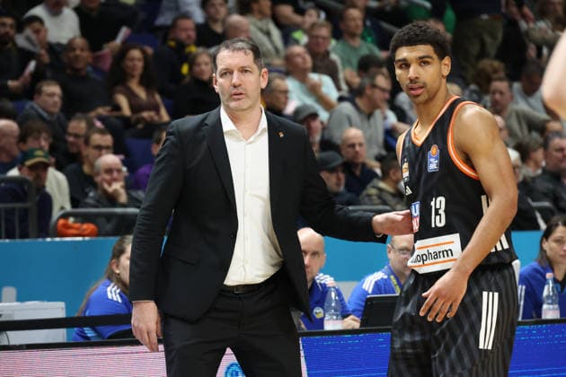 DEU, easyCredit BBL, ALBA vs ratiopharm Ulm, 20 12 2025, Uber Arena, Berlin, DEU, easyCredit BBL, ALBA vs ratiopharm Ulm, in the picture Headcoach Ty Harrelson ratiopharm Ulm , Mark Smith ratiopharm Ulm 13 nordphotoxGmbHx xEngler nph00076