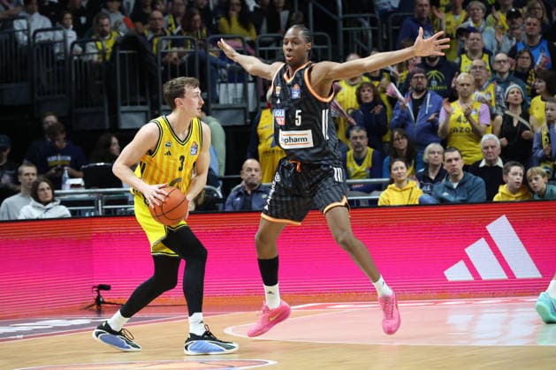 DEU, easyCredit BBL, ALBA vs ratiopharm Ulm, 20 12 2025, Uber Arena, Berlin, DEU, easyCredit BBL, ALBA vs ratiopharm Ulm, pictured Alex OÕConnell ALBA Berlin 3 , Mohamed Diakite ratiopharm Ulm 5 nordphotoxGmbHx xEngler nph00076