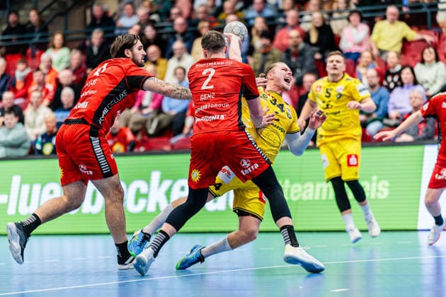 f l Max Santos TuS N Luebbecke, 04 , Jo Gerrit Genz TuS N Luebbecke, 02 , Joern Persson HSG Krefeld Niederrhein, 34 GER, TuS N Luebbecke vs HSG Krefeld Niederrhein, Handball, 2 Bundesliga, Matchday 16, Season 2025 2026, 20 12 2025 GER, TuS N Luebbecke vs HSG Krefeld Niederrhein, Handball, 2 Bundesliga, Matchday 16, Season 2025 2026, 20 12 2025 Luebbecke Copyright: xEibner-Pressefoto JanxRollingerx EP_JSK