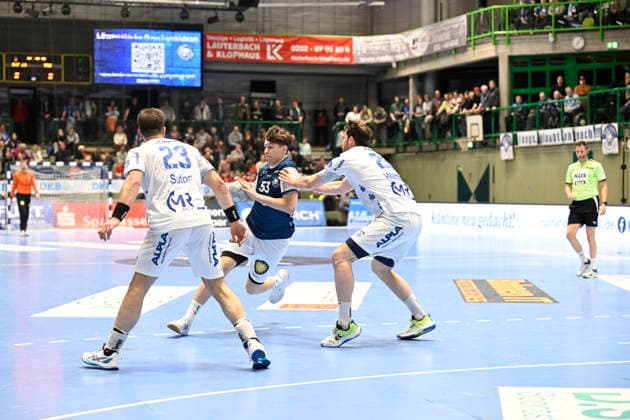 DAIKIN 1 Handball Bundesliga 25 26 18 Matchday Bergischer HC TBV Lemgo Lippe on 20 12 2025 in the Uni Halle in Wuppertal Hendrik Wagner 28 TBV Lemgo and Tim Suton 23 TBV Lemgo against Sören Steinhaus 53 Bergischer HC WD