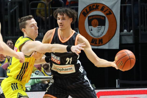 DEU, easyCredit BBL, ALBA vs ratiopharm Ulm, 20 12 2025, Uber Arena, Berlin, DEU, easyCredit BBL, ALBA vs ratiopharm Ulm, in the picture Justin Bean ALBA Berlin 34 , Alec Anigbata ratiopharm Ulm 21 nordphotoxGmbHx xEngler nph00076