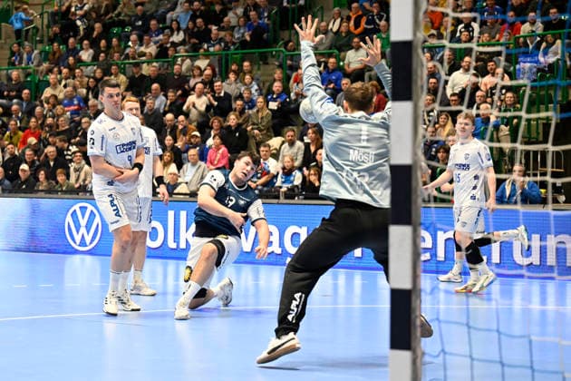 DAIKIN 1 Handball Bundesliga 25 26 18 Matchday Bergischer HC TBV Lemgo Lippe on 20 12 2025 at the Uni Halle in Wuppertal Goalkeeper Constantin Möstl 1 TBV Lemgo makes a save against Aron Seesing 49 Bergischer HC WD