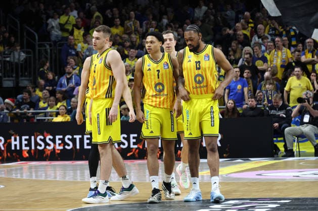 DEU, easyCredit BBL, ALBA vs ratiopharm Ulm, 20 12 2025, Uber Arena, Berlin, DEU, easyCredit BBL, ALBA vs ratiopharm Ulm, in the picture ALBA players circle nordphotoxGmbHx xEngler nph00076