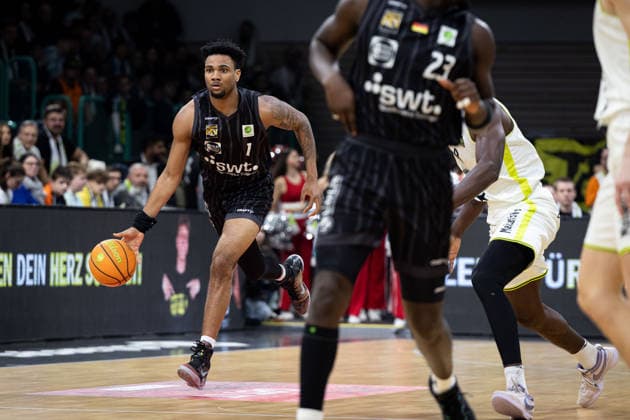 BBC Bayreuth Tigers Tuebingen, Herren, 2 Bundesliga, Barmer 2 Basketball Bundesliga, pro A, 13 Spieltag, Spielzeit 2025 2026, 20 12 2025 Bernard Pelote Tigers Tuebingen, 01 beim Ballvortrag