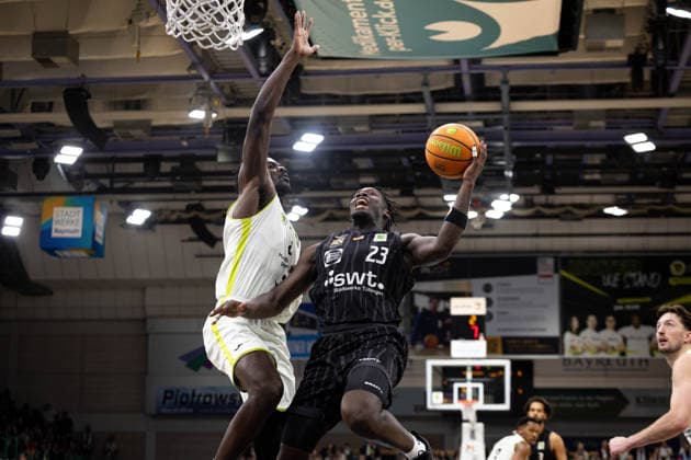 BBC Bayreuth Tigers Tuebingen, Herren, 2 Bundesliga, Barmer 2 Basketball Bundesliga, pro A, 13 Spieltag, Spielzeit 2025 2026, 20 12 2025 Melkisedek Moreaux Tigers Tuebingen, 23 am Korb gegen Nat Diallo BBC Bayreuth, 08