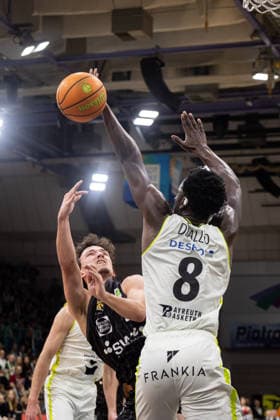 BBC Bayreuth Tigers Tuebingen, Herren, 2 Bundesliga, Barmer 2 Basketball Bundesliga, pro A, 13 Spieltag, Spielzeit 2025 2026, 20 12 2025 Kaya Bayram Tigers Tuebingen, 05 unterm Korb gegen Nat Diallo BBC Bayreuth, 08