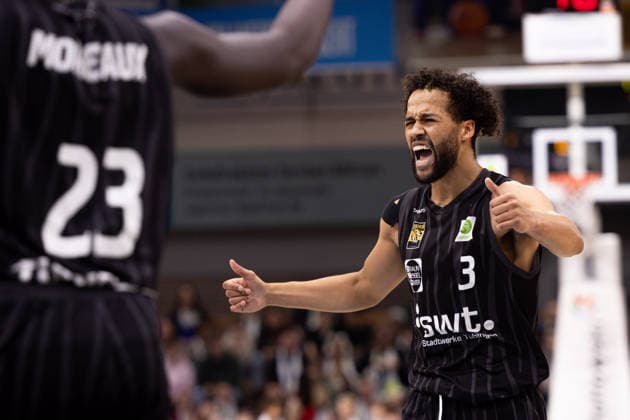 BBC Bayreuth Tigers Tuebingen, Herren, 2 Bundesliga, Barmer 2 Basketball Bundesliga, pro A, 13 Spieltag, Spielzeit 2025 2026, 20 12 2025 Miles Tention Tigers Tuebingen, 03 yells at his teammates after a failed play