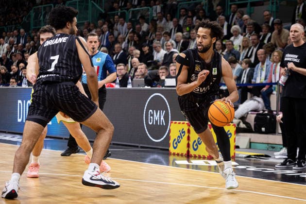 BBC Bayreuth Tigers Tuebingen, Herren, 2 Bundesliga, Barmer 2 Basketball Bundesliga, pro A, 13 Spieltag, Spielzeit 2025 2026, 20 12 2025 Miles Tention Tigers Tuebingen, 03 mit dem Ball