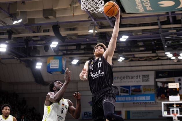 BBC Bayreuth Tigers Tuebingen, Herren, 2 Bundesliga, Barmer 2 Basketball Bundesliga, pro A, 13 Spieltag, Spielzeit 2025 2026, 20 12 2025 Lukas Milner Tigers Tuebingen, 17 on the way to the basket against Nat Diallo BBC Bayreuth, 08