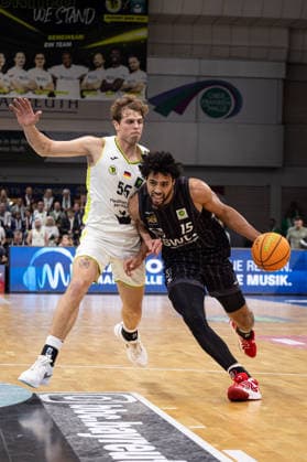 BBC Bayreuth Tigers Tuebingen, Herren, 2 Bundesliga, Barmer 2 Basketball Bundesliga, pro A, 13 Spieltag, Spielzeit 2025 2026, 20 12 2025 Patrick Emilien Tigers Tuebingen, 15 beim Drive gegen Lenny Liedtke BBC Bayreuth, 55