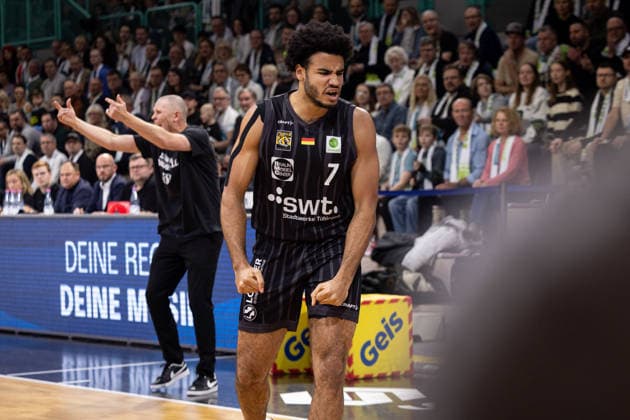 BBC Bayreuth Tigers Tuebingen, Herren, 2 Bundesliga, Barmer 2 Basketball Bundesliga, pro A, 13 Spieltag, Spielzeit 2025 2026, 20 12 2025 Silas Oriane Tigers Tuebingen, 07 jubiliert nach einem And1 von Patrick Emilien Tigers Tuebingen, 15
