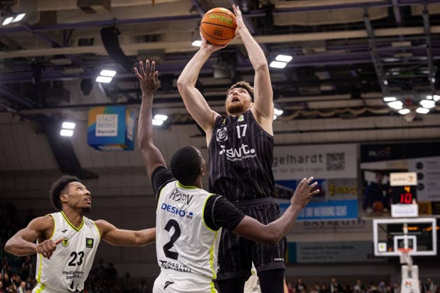 BBC Bayreuth Tigers Tuebingen, Herren, 2 Bundesliga, Barmer 2 Basketball Bundesliga, pro A, 13 Spieltag, Spielzeit 2025 2026, 20 12 2025 Lukas Milner Tigers Tuebingen, 17 unterm Korb gegen Tehree Horn BBC Bayreuth, 02 und Kevaughn Allen BBC Bayreuth, 23