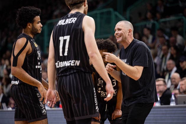 BBC Bayreuth Tigers Tuebingen, Herren, 2 Bundesliga, Barmer 2 Basketball Bundesliga, pro A, 13 Spieltag, Spielzeit 2025 2026, 20 12 2025 Henrik Sonko Tigers Tuebingen, Head Coach talks to his players on the sideline