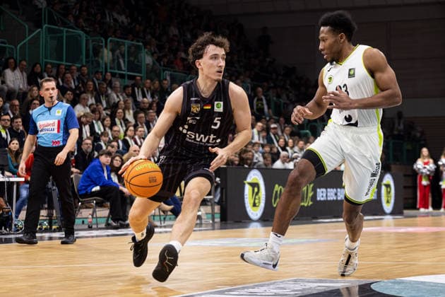 BBC Bayreuth Tigers Tuebingen, Herren, 2 Bundesliga, Barmer 2 Basketball Bundesliga, pro A, 13 Spieltag, Spielzeit 2025 2026, 20 12 2025 Kaya Bayram Tigers Tuebingen, 05 on the way to the basket against Kevaughn Allen BBC Bayreuth, 23