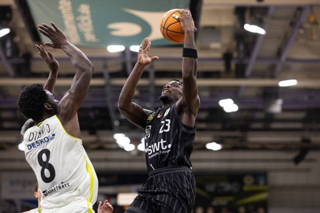 BBC Bayreuth Tigers Tuebingen, Herren, 2 Bundesliga, Barmer 2 Basketball Bundesliga, pro A, 13 Spieltag, Spielzeit 2025 2026, 20 12 2025 Melkisedek Moreaux Tigers Tuebingen, 23 bei Abschluss gegen Nat Diallo BBC Bayreuth, 08