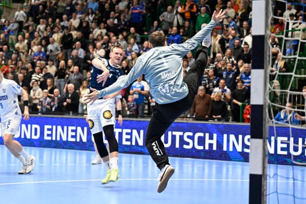 DAIKIN 1 Handball Bundesliga 25 26 18 Matchday Bergischer HC TBV Lemgo Lippe on 20 12 2025 at the Uni Halle in Wuppertal Nico Schöttle 8 Bergischer HC successful against goalkeeper Constantin Möstl 1 TBV Lemgo WD