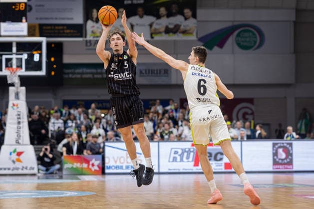 BBC Bayreuth Tigers Tuebingen, Herren, 2 Bundesliga, Barmer 2 Basketball Bundesliga, pro A, 13 Spieltag, Spielzeit 2025 2026, 20 12 2025 Kaya Bayram Tigers Tuebingen, 05 beim wild Dreier gegen Moritz Plescher BBC Bayreuth, 06